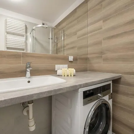 Elegancki Z Parkingiem I Umeblowanym Balkonem We Wroclawiu By Renters شقة