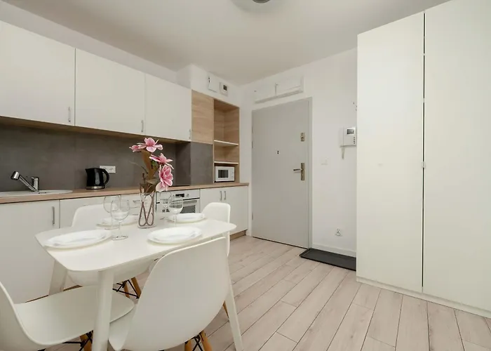 Elegancki Z Parkingiem I Umeblowanym Balkonem We Wroclawiu By Renters *