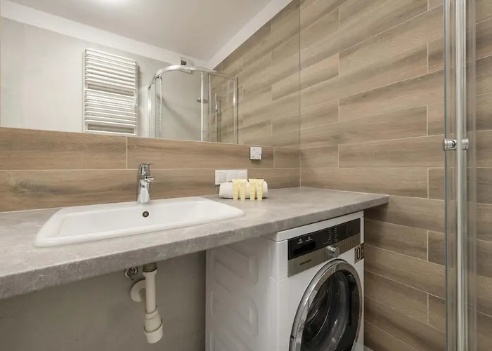 Elegancki Z Parkingiem I Umeblowanym Balkonem We Wroclawiu By Renters דירה