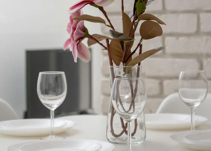 דירה Elegancki Z Parkingiem I Umeblowanym Balkonem We Wroclawiu By Renters ורוצלב