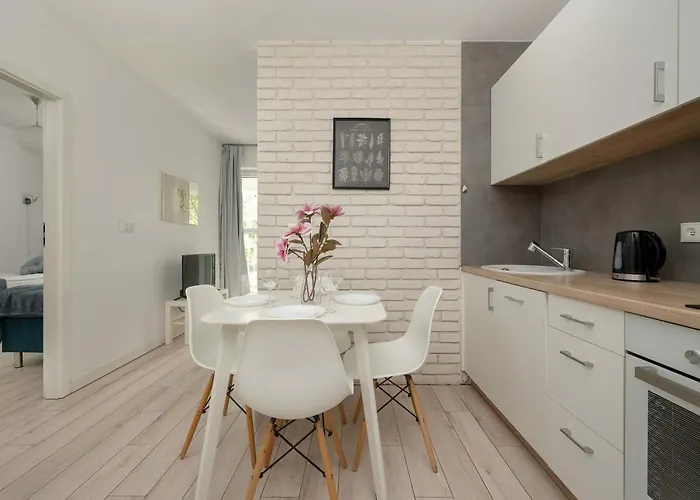 Elegancki Z Parkingiem I Umeblowanym Balkonem We Wroclawiu By Renters