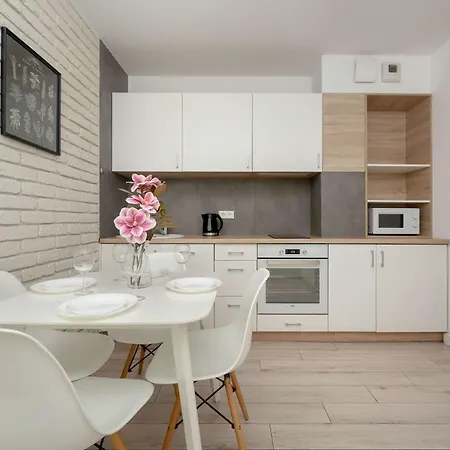 Апартаменти Elegancki Z Parkingiem I Umeblowanym Balkonem We Wroclawiu By Renters