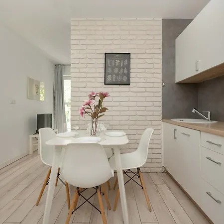 Elegancki Z Parkingiem I Umeblowanym Balkonem We Wroclawiu By Renters